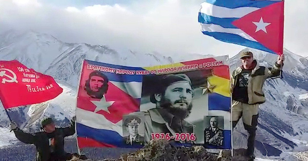 Флаг Кубы подняли на вершину в Северной Осетии