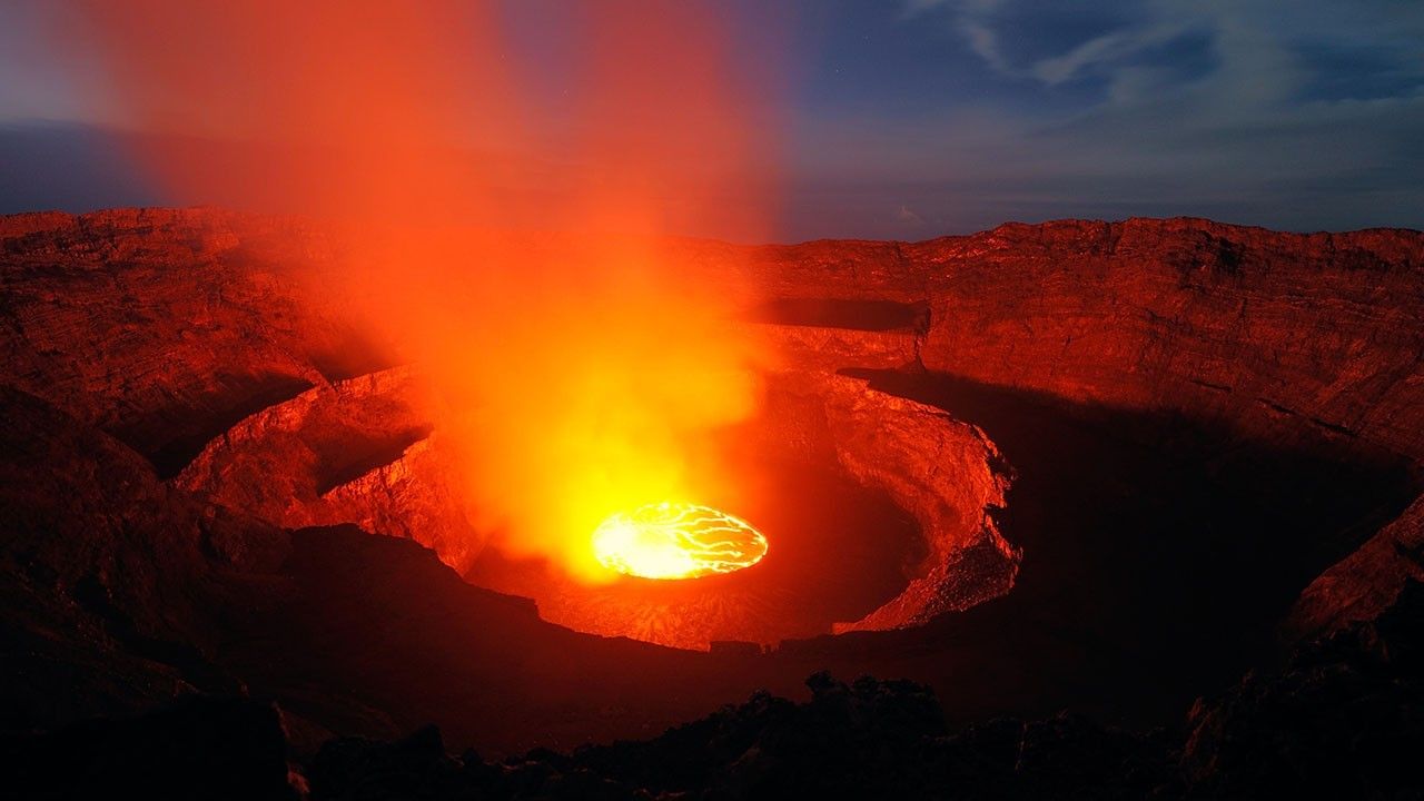 Экстремалы показали, как извергается вулкан Ньирагонго в Африке