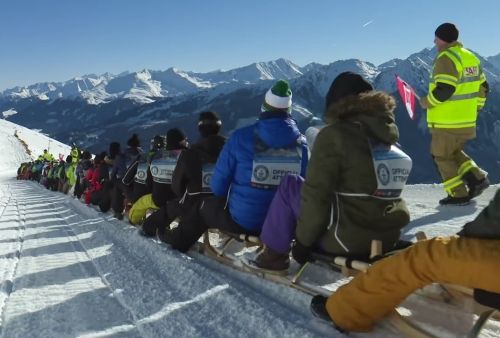 Сотни человек вереницей спустились с горы на санках в Австрии