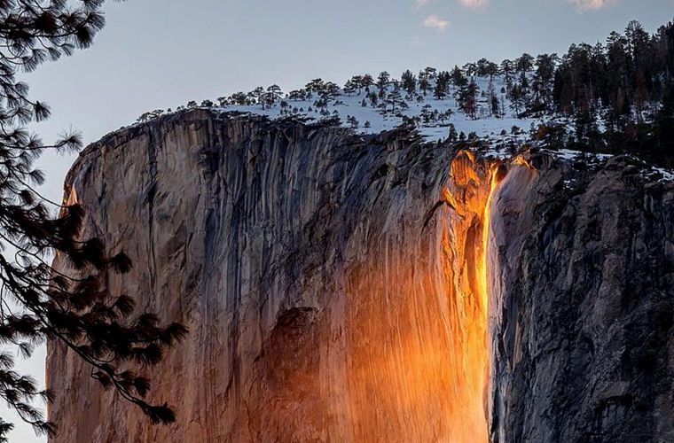 В горах Калифорнии солнце превратило водопад в поток лавы