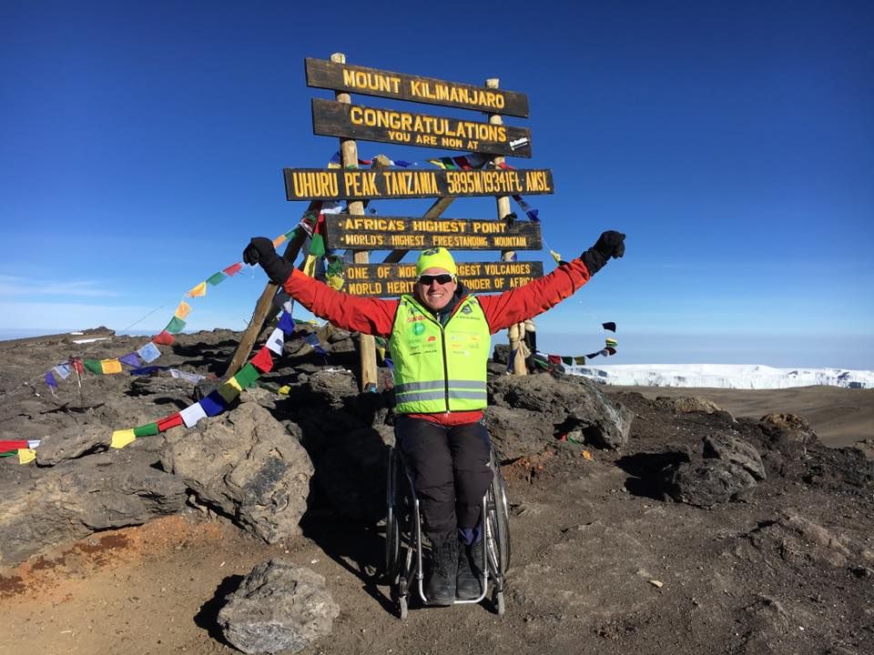 Спортсмен из Швеции поднялся на Килиманджаро в инвалидной коляске