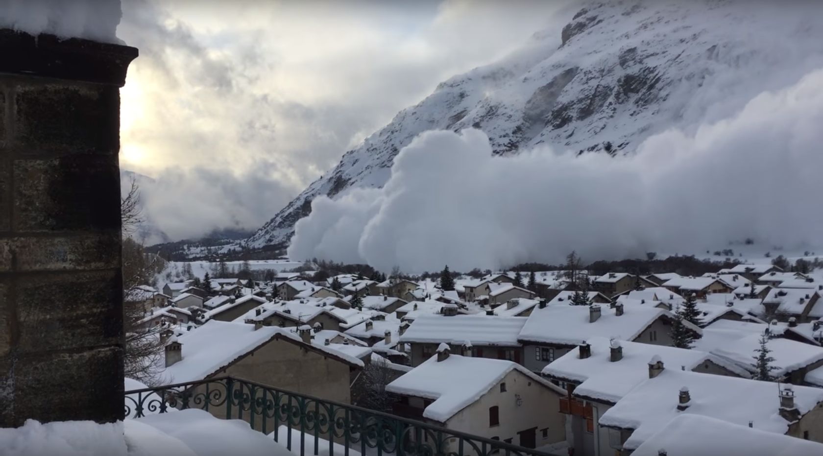 Туристы сняли, как лавина накрывает деревню в Альпах