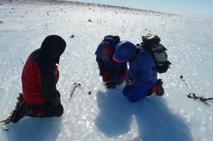 Ученые УРФУ везут два метеорита из Антарктиды