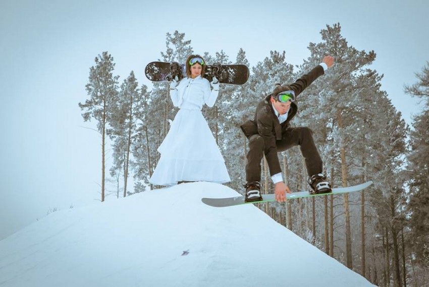 Фотосессию на сноубордах устроили молодожены в Екатеринбурге  