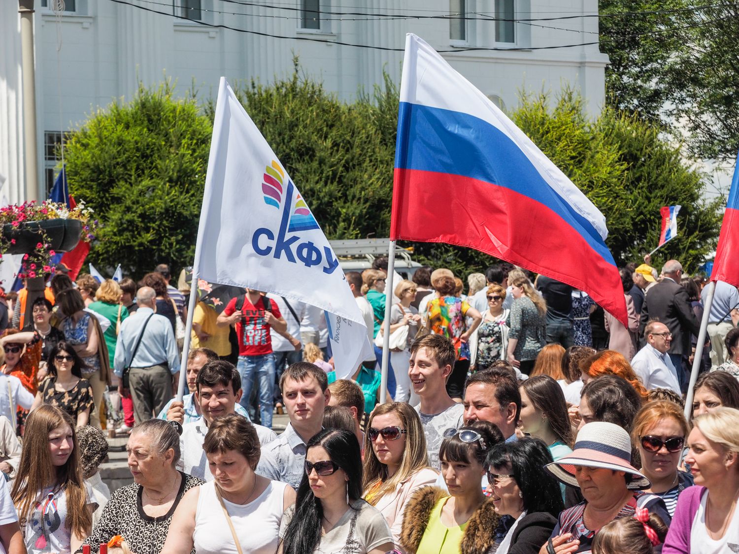 Гимн России исполнили участники митинга в Ставрополе