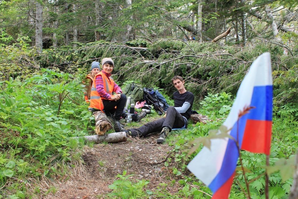 Сахалинцы совершили массовое восхождение на гору Российская