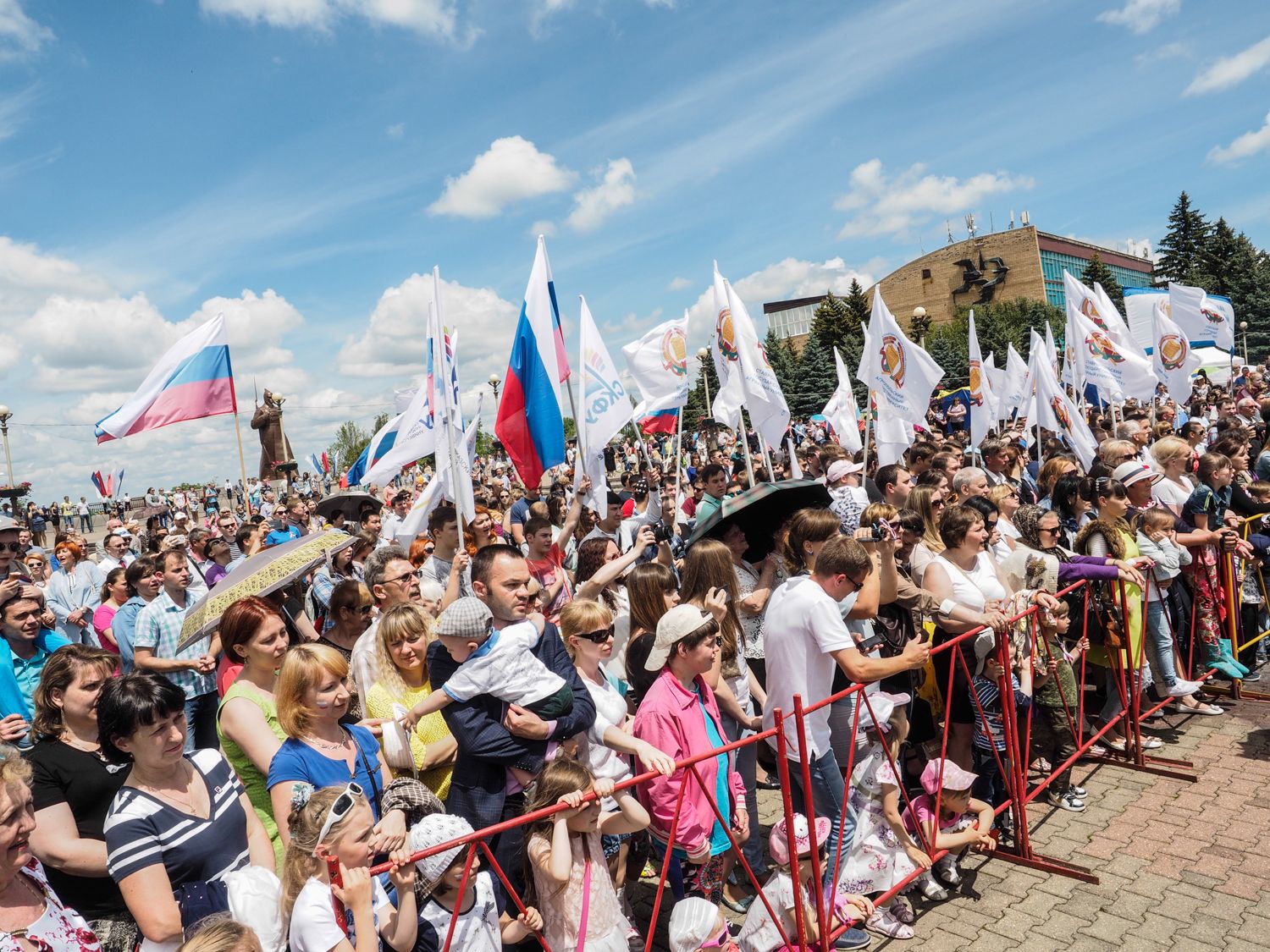 Гимн России исполнили участники митинга в Ставрополе