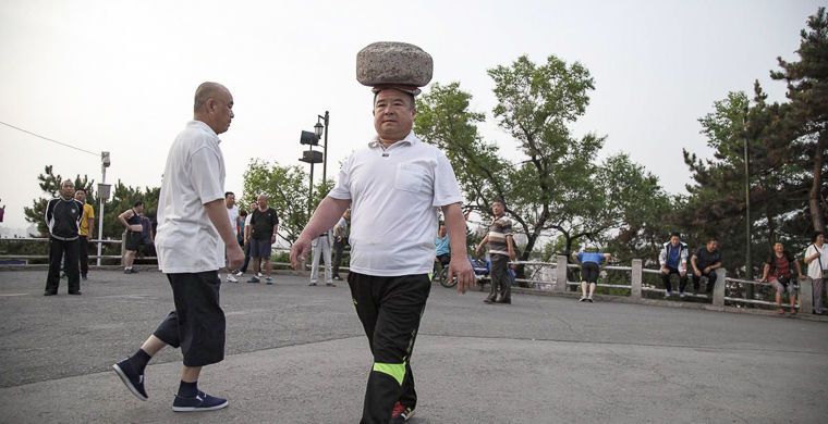 Китаец придумал необычное упражнение для похудения