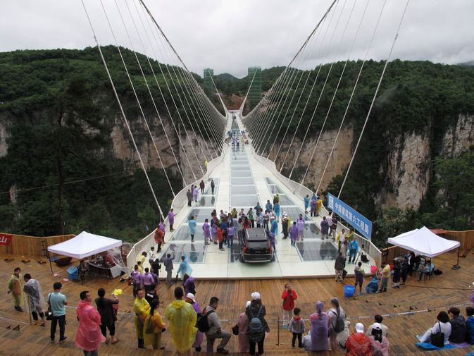 Туристы попытались разбить стеклянный мост в Китае