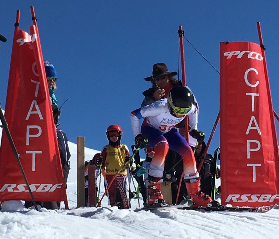 На Эльбрусе соревнуются юные горнолыжники