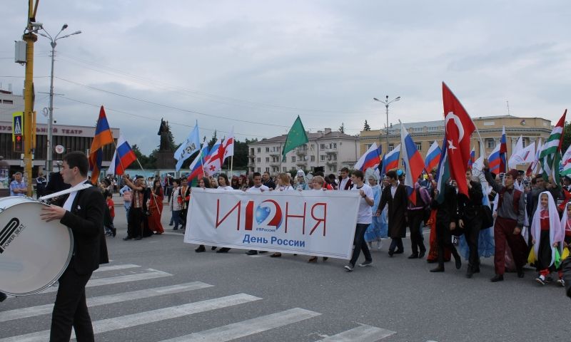 В Нальчике состоялось праздничное шествие в честь Дня России