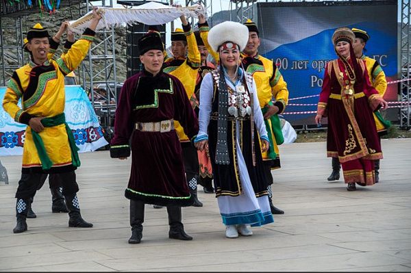 На Байкале молодые люди поженились у подножия священной горы Ёрд