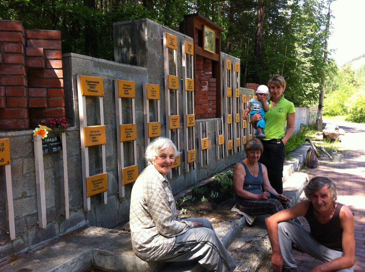 В память о погибших альпинистах на красноярских «Столбах» высадили эдельвейсы