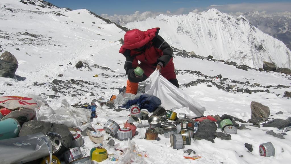 Французские активисты завершили «генеральную уборку» Эвереста