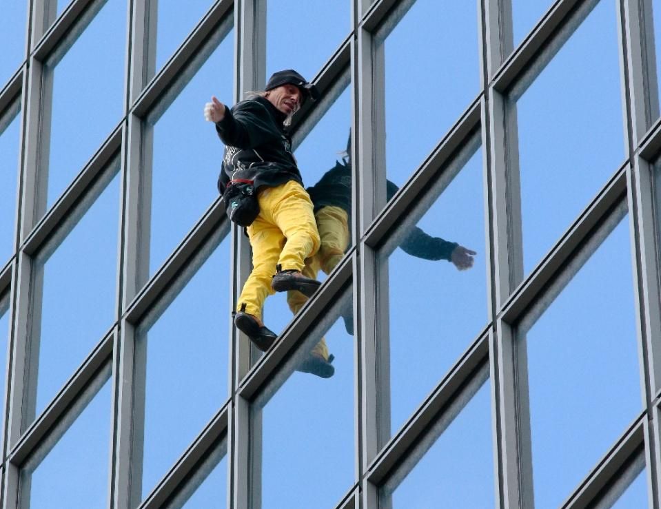 Французский «человек-паук» без страховки забрался на небоскреб в Париже