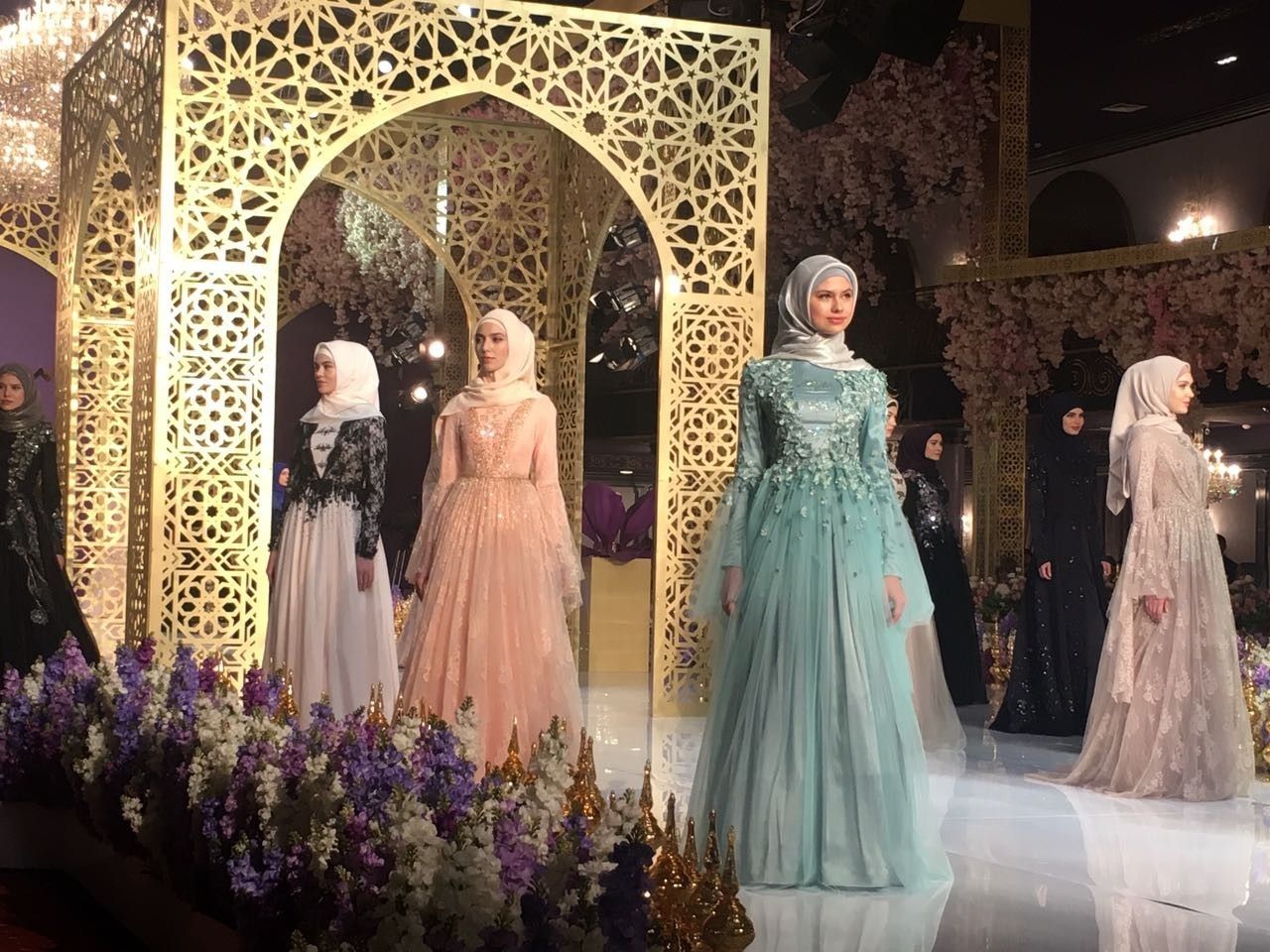 В Грозном состоялся показ первой модной коллекции дочери Кадырова
