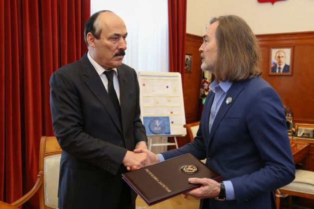  Никас Сафронов удостоен звания «Народный художник Дагестана»