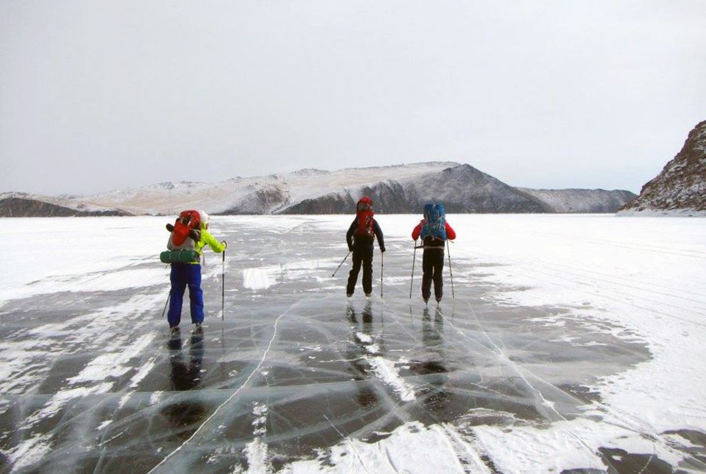 Альпинисты попытались пересечь на коньках Байкал