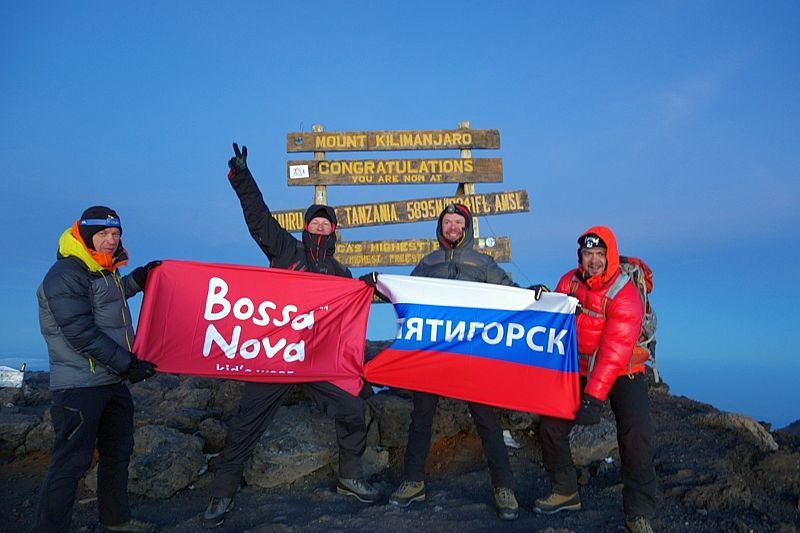 Пятигорские альпинисты развернули российский триколор на Килиманджаро