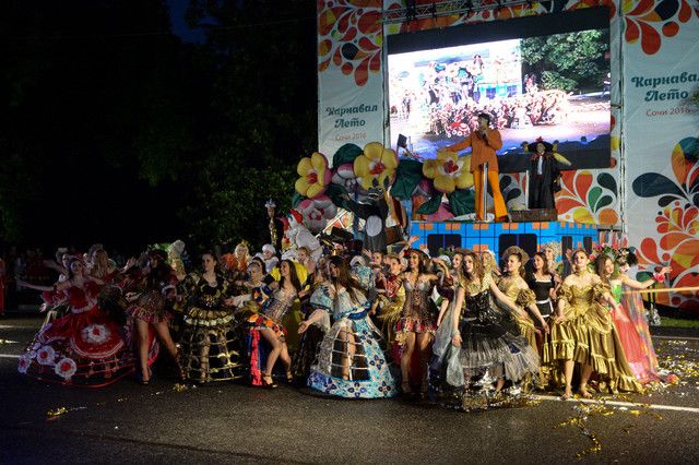 Начало курортного сезона отметили карнавалом в Сочи 