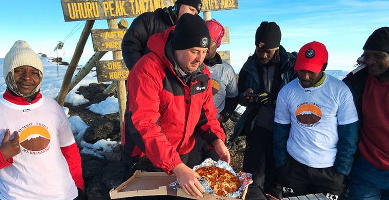 На вершину Килиманджаро доставили пиццу