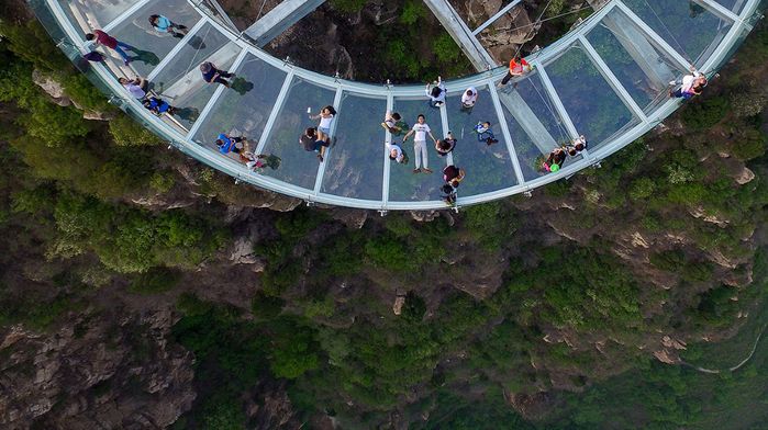 Стеклянная смотровая площадка над пропастью появилась в Китае