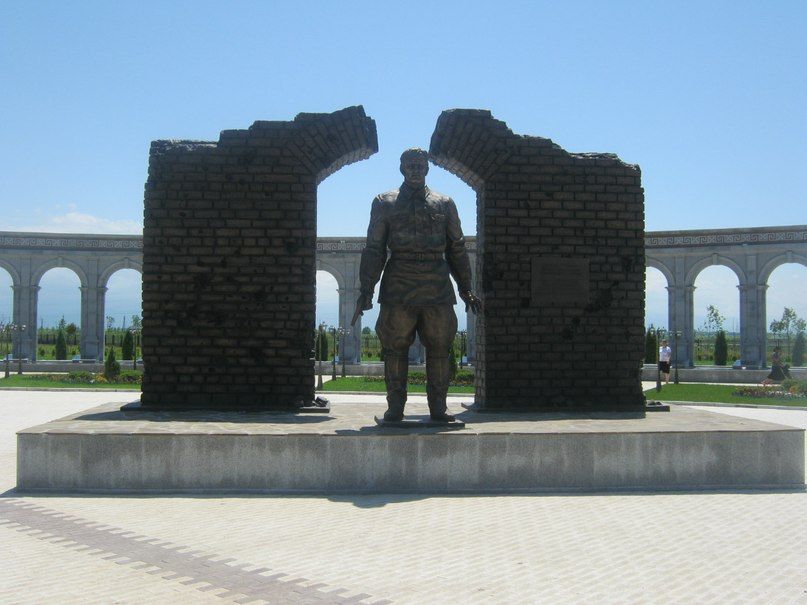 В Назрани на территории Мемориала Памяти и Славы установлен памятник Уматгирею Барханоеву