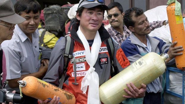 Альпинисты на Эвересте бьют тревогу из-за пропажи баллонов с кислородом