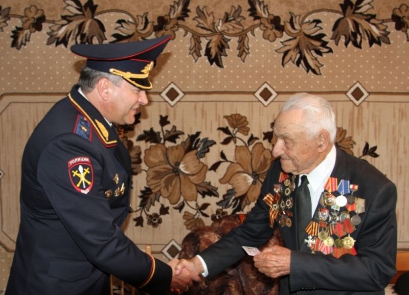 В Северной Осетии 93-летнему ветерану вручили водительское удостоверение