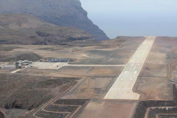 Первый самолет приземлился в «самом бесполезном аэропорту» мира