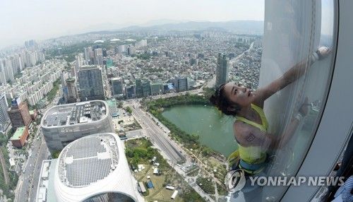 Альпинистка покорила самый высокий небоскреб в Южной Корее