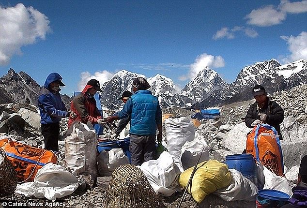 Активисты проводят генеральную уборку на Эвересте