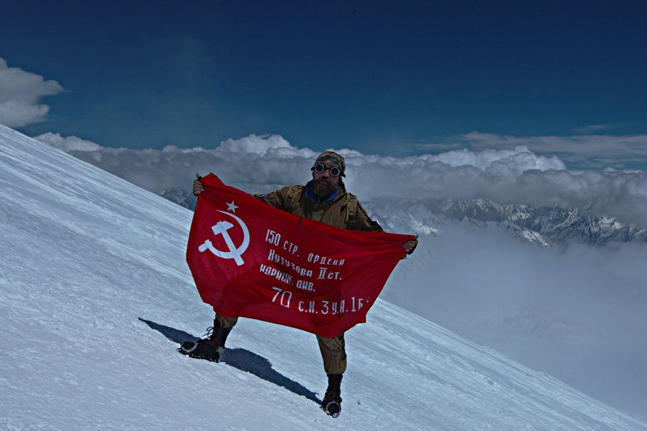 Альпинисты из Челябинска водрузили Знамя Победы на Эльбрусе
