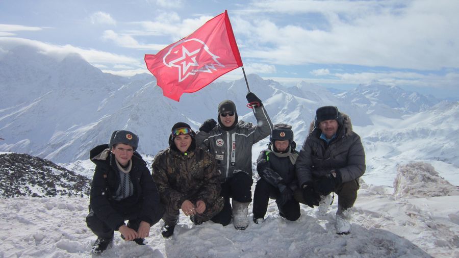 Юнармейцы из Кисловодска водрузили флаг на склоне Эльбруса