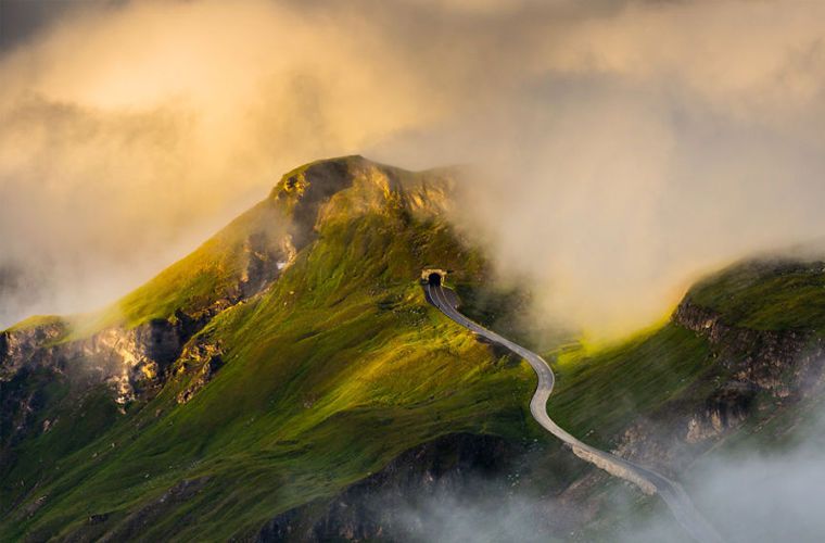 Времена года в горах: фотограф несколько лет снимал трассу в Австрии