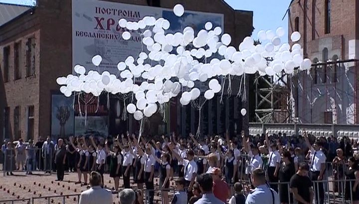 Белые шары выпустили в небо в память о детях Беслана