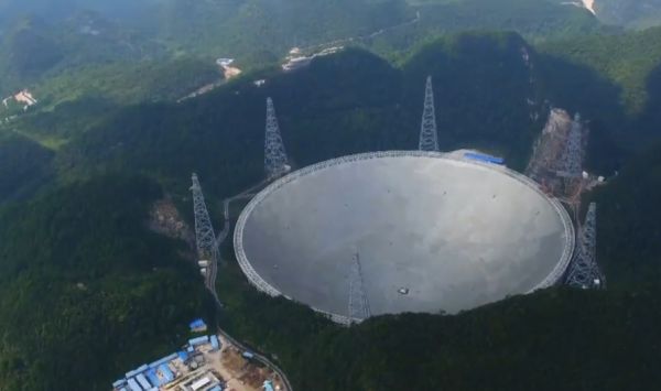 Крупнейший в мире радиотелескоп заработал в Китае